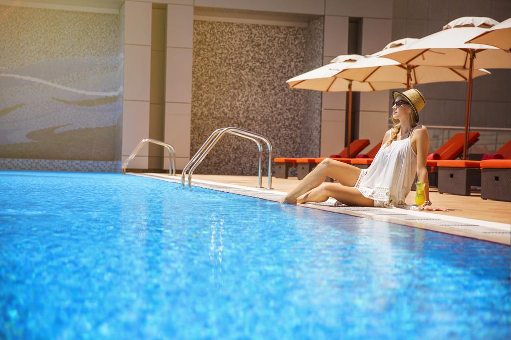 Downtown Rotana Hotel Manama Exterior foto The swimming pool at the hotel