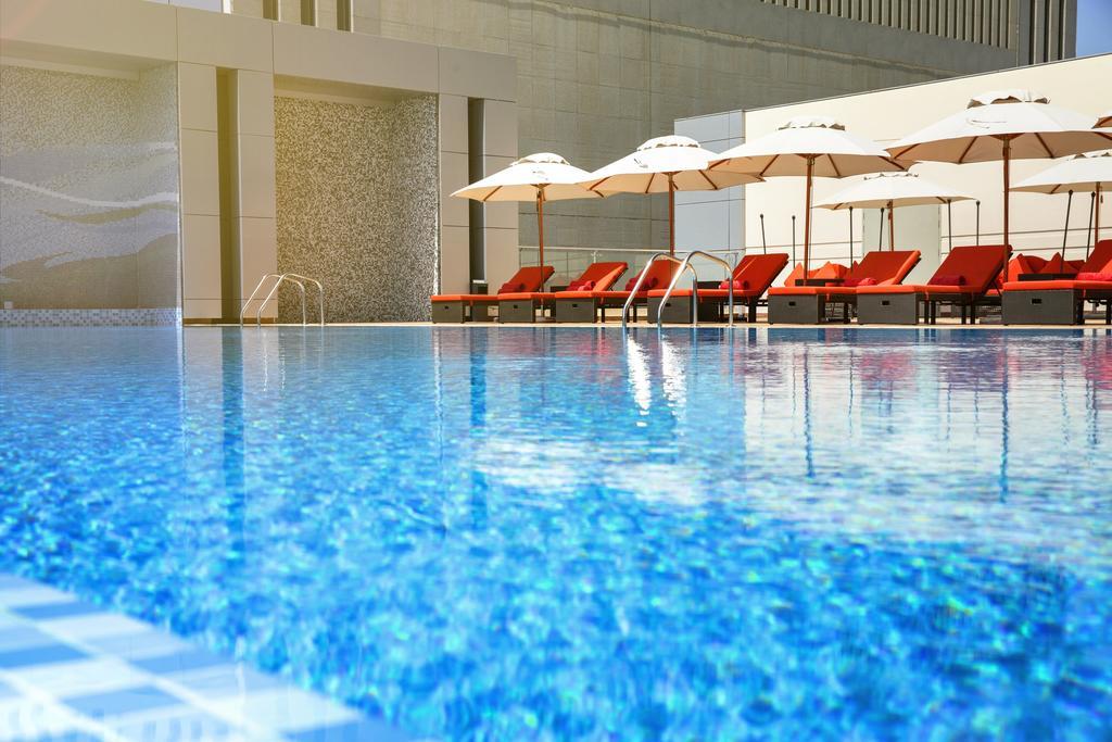Downtown Rotana Hotel Manama Exterior foto The pool at the hotel