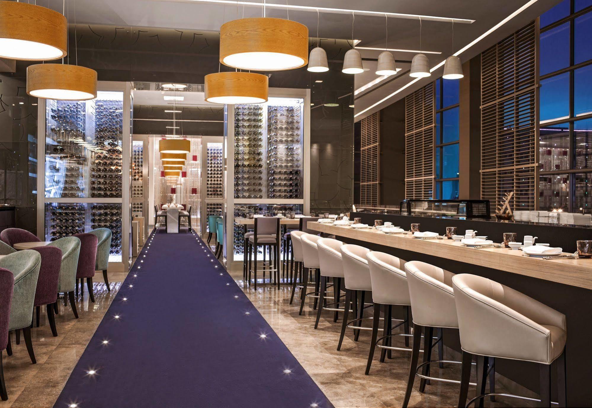 Downtown Rotana Hotel Manama Exterior foto The interior of the restaurant