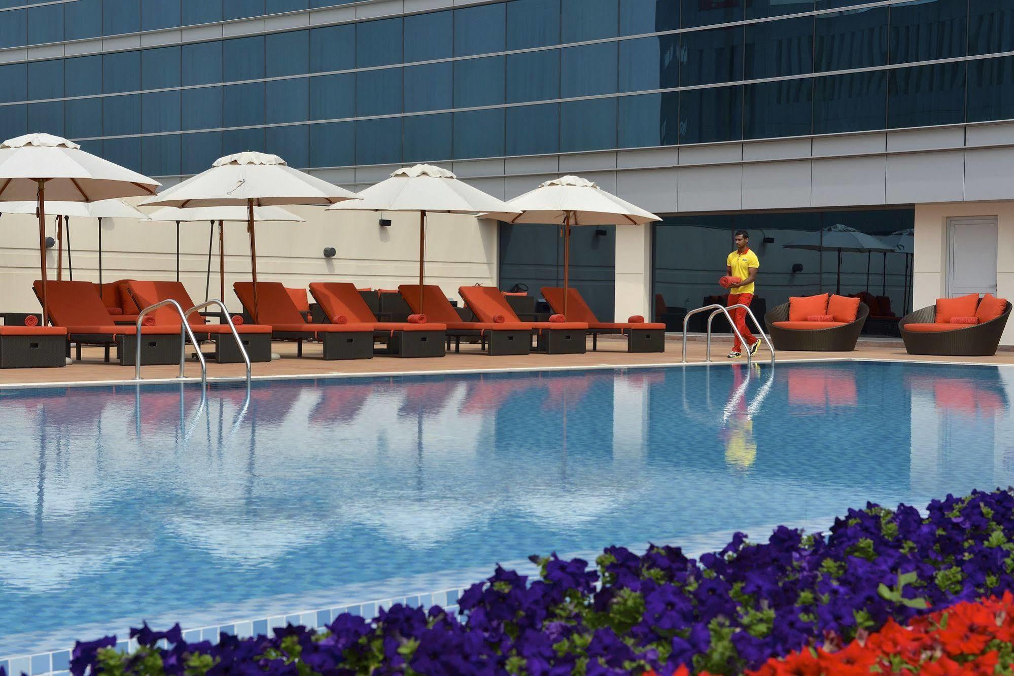 Downtown Rotana Hotel Manama Exterior foto The pool at the hotel